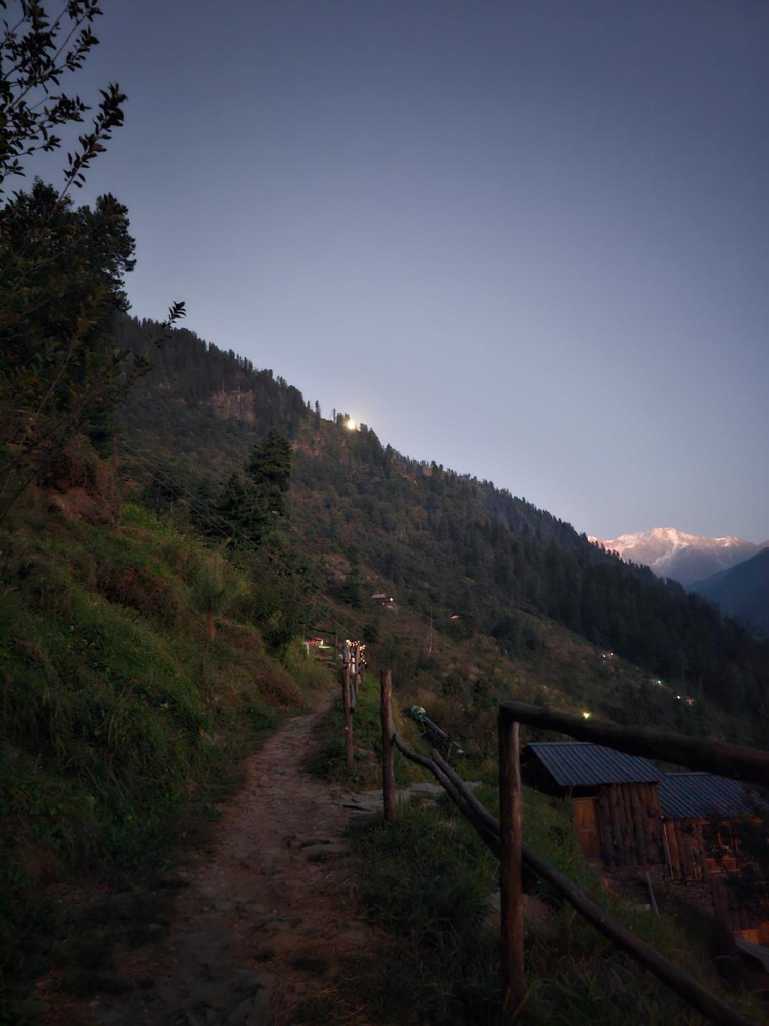 Parvatis Lap Luxury Hostel & Camps Kasol Exterior photo